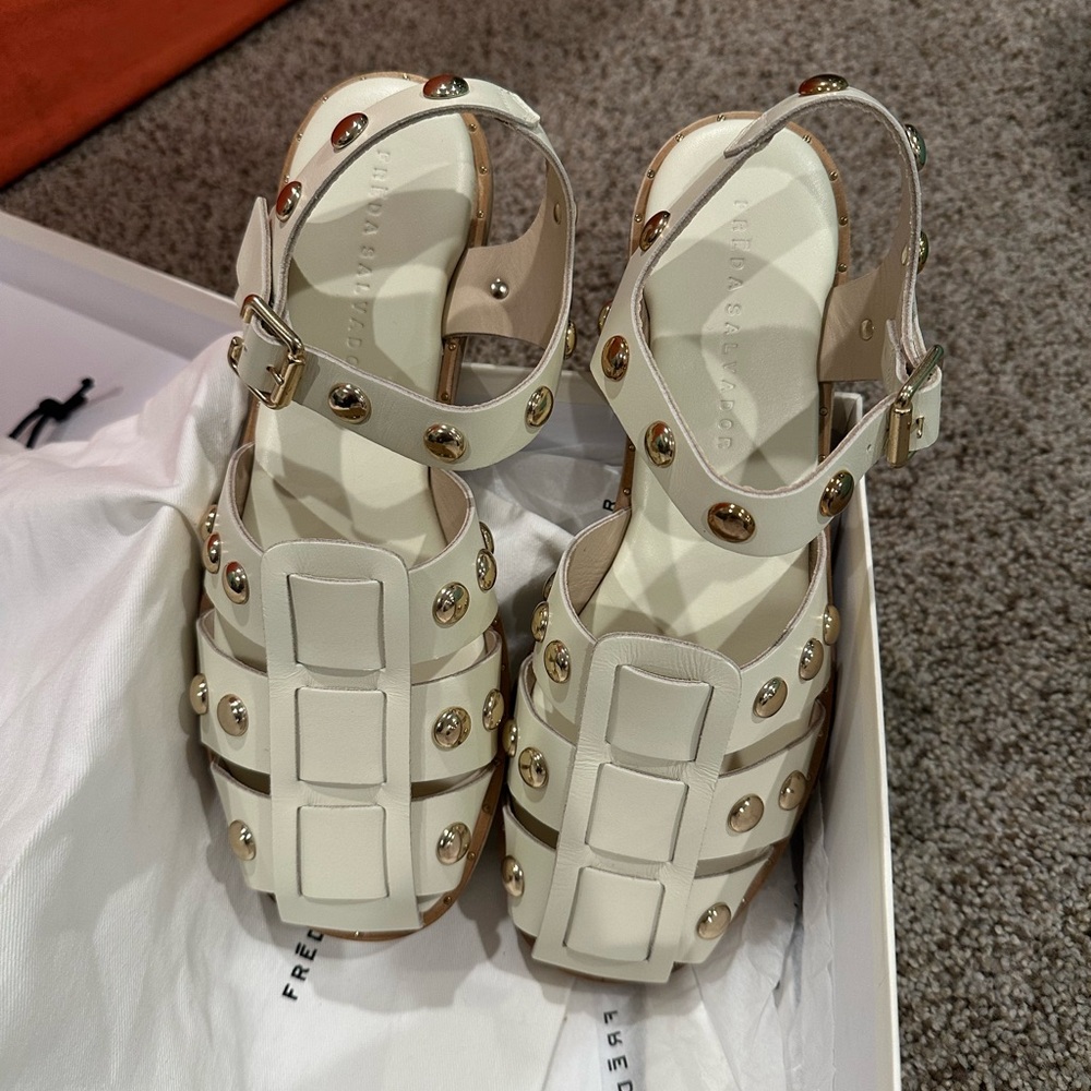 NWT Freda Salvador Sera Fisherman Sandals  Dove White Calf with Gold Studs Sz 8